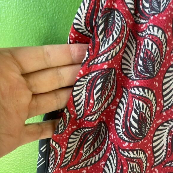 ETT:TWA by ANTHROPOLOGIE Cardiff Pants in red and navy leaf print - Picture 4 of 9
